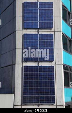 Sonnenkollektoren auf vertikaler Oberfläche eines öffentlichen Gebäudes in Marl, Deutschland. Photovoltaik-Energieerzeugung in Deutschland. Stockfoto