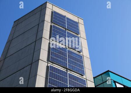 Sonnenkollektoren auf vertikaler Oberfläche eines öffentlichen Gebäudes in Marl, Deutschland. Photovoltaik-Energieerzeugung in Deutschland. Stockfoto
