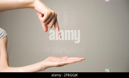 Frau zeigt mit den Fingern auf etwas Stockfoto