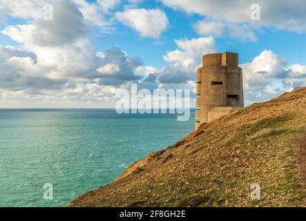 nazi-Flottenturm aus Beton aus dem 2. Weltkrieg an der Küste, Saint Quen, der Vogtei von Jersey, den Kanalinseln Stockfoto