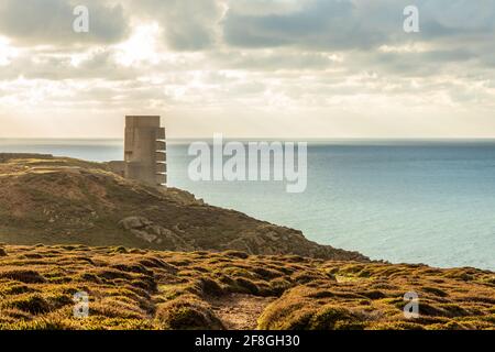 nazi-Flottenturm aus Beton aus dem 2. Weltkrieg an der Küste, Saint Quen, der Vogtei von Jersey, den Kanalinseln Stockfoto