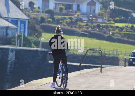 Aberystwyth Wales Vereinigtes Königreich Wetter 14. April 2021 . Ein sonniger Tag an der Westküste von Wales, an dem sich die Menschen versammelten, um das glitzernde blaue Meer und einen farbenfrohen Yachthafen zu sehen, während viele Boote bei Flut aus dem Hafen segeln, Quelle: mike davies/Alamy Live News Stockfoto