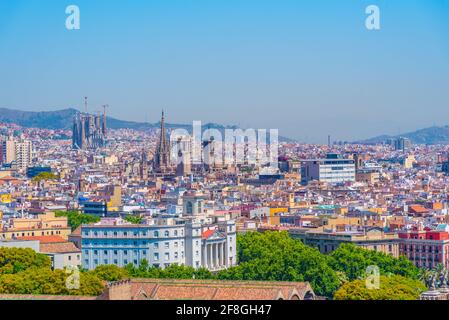 Luftaufnahme der Altstadt von Barcelona mit Turm der Kathedrale vom Montjuic Hügel, Spanien Stockfoto