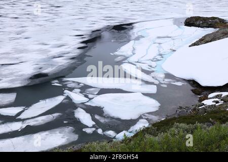 Eis im Sommer in Norwegen. Djupvatnet See in der Nähe von Geiranger. Stockfoto