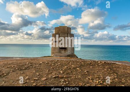 nazi-Flottenturm aus Beton aus dem 2. Weltkrieg an der Küste, Saint Quen, der Vogtei von Jersey, den Kanalinseln Stockfoto