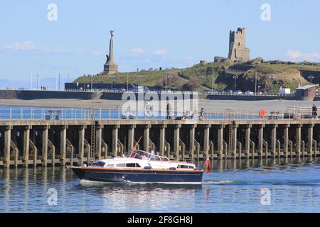 Aberystwyth Wales Vereinigtes Königreich Wetter 14. April 2021 . Ein sonniger Tag an der Westküste von Wales, an dem sich die Menschen versammelten, um das glitzernde blaue Meer und einen farbenfrohen Yachthafen zu sehen, während viele Boote bei Flut aus dem Hafen segeln, Quelle: mike davies/Alamy Live News Stockfoto