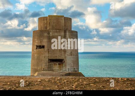 nazi-Flottenturm aus Beton aus dem 2. Weltkrieg an der Küste, Saint Quen, der Vogtei von Jersey, den Kanalinseln Stockfoto