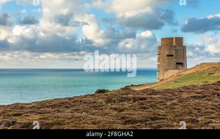 nazi-Flottenturm aus Beton aus dem 2. Weltkrieg an der Küste, Saint Quen, der Vogtei von Jersey, den Kanalinseln Stockfoto