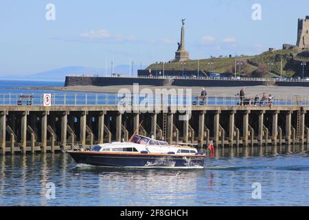 Aberystwyth Wales Vereinigtes Königreich Wetter 14. April 2021 . Ein sonniger Tag an der Westküste von Wales, an dem sich die Menschen versammelten, um das glitzernde blaue Meer und einen farbenfrohen Yachthafen zu sehen, während viele Boote bei Flut aus dem Hafen segeln, Quelle: mike davies/Alamy Live News Stockfoto