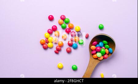 Mehrfarbiges Bonbon-Set mit einem Holzlöffel Stockfoto