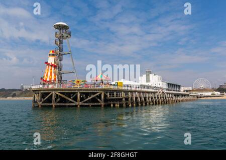 Bournemouth, Dorset, Großbritannien. April 2021. Wetter in Großbritannien: Kühl mit einigen hellen Zaubersprüchen und etwas Meeresnebel an den Stränden von Bournemouth. Quelle: Carolyn Jenkins/Alamy Live News Stockfoto