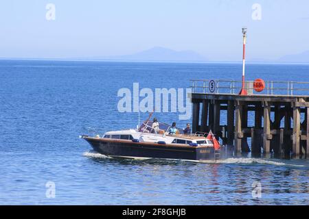 Aberystwyth Wales Vereinigtes Königreich Wetter 14. April 2021 . Ein sonniger Tag an der Westküste von Wales, an dem sich die Menschen versammelten, um das glitzernde blaue Meer und einen farbenfrohen Yachthafen zu sehen, während viele Boote bei Flut aus dem Hafen segeln, Quelle: mike davies/Alamy Live News Stockfoto