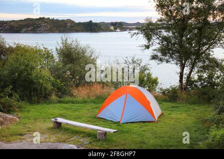 Camping-Zelt in Norwegen. Sotra Island Urlaub im Freien. Vestland County. Stockfoto