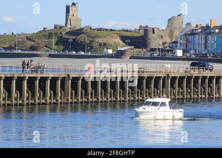 Aberystwyth Wales Vereinigtes Königreich Wetter 14. April 2021 . Ein sonniger Tag an der Westküste von Wales, an dem sich die Menschen versammelten, um das glitzernde blaue Meer und einen farbenfrohen Yachthafen zu sehen, während viele Boote bei Flut aus dem Hafen segeln, Quelle: mike davies/Alamy Live News Stockfoto