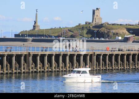 Aberystwyth Wales Vereinigtes Königreich Wetter 14. April 2021 . Ein sonniger Tag an der Westküste von Wales, an dem sich die Menschen versammelten, um das glitzernde blaue Meer und einen farbenfrohen Yachthafen zu sehen, während viele Boote bei Flut aus dem Hafen segeln, Quelle: mike davies/Alamy Live News Stockfoto