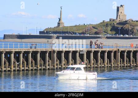 Aberystwyth Wales Vereinigtes Königreich Wetter 14. April 2021 . Ein sonniger Tag an der Westküste von Wales, an dem sich die Menschen versammelten, um das glitzernde blaue Meer und einen farbenfrohen Yachthafen zu sehen, während viele Boote bei Flut aus dem Hafen segeln, Quelle: mike davies/Alamy Live News Stockfoto