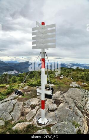 Trig Marker auf dem Nihusen Berg in Skodje, Norwegen. Trigonometrischer Punkt für geodätische Vermessungen. Stockfoto