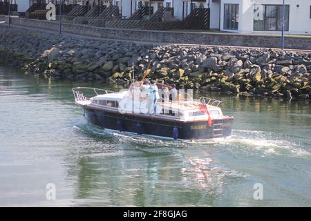 Aberystwyth Wales Vereinigtes Königreich Wetter 14. April 2021 . Ein sonniger Tag an der Westküste von Wales, an dem sich die Menschen versammelten, um das glitzernde blaue Meer und einen farbenfrohen Yachthafen zu sehen, während viele Boote bei Flut aus dem Hafen segeln, Quelle: mike davies/Alamy Live News Stockfoto