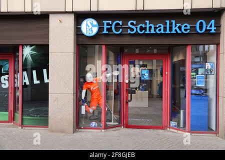 GELSENKIRCHEN, DEUTSCHLAND - 17. SEPTEMBER 2020: FC Schalke 04 offizieller Sportmannschaftswarenladen in Gelsenkirchen, Deutschland. FC Schalke 04 ist ein Profi Stockfoto