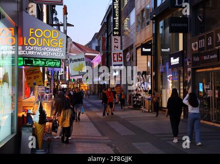 KÖLN, DEUTSCHLAND - 21. SEPTEMBER 2020: Menschen einkaufen in Köln, Deutschland. Köln ist die viertbevölkerungsreichste Stadt Deutschlands. Stockfoto