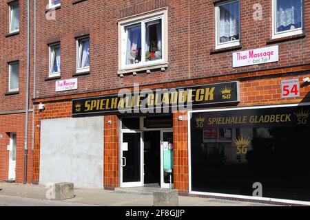 GLADBECK, DEUTSCHLAND - 20. SEPTEMBER 2020: Spielhalle Spielhalle in Deutschland. 2018 hatten fast 9,000 Standorte in Deutschland die Spielhalle-Lizenz (amu Stockfoto