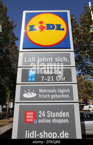 GLADBECK, DEUTSCHLAND - 20. SEPTEMBER 2020: Lidl Supermarkt Schild in Gladbeck, Deutschland. Lidl ist eine deutsche Discountkette. Stockfoto