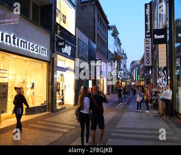 KÖLN, DEUTSCHLAND - 21. SEPTEMBER 2020: Menschen einkaufen in Köln, Deutschland. Köln ist die viertbevölkerungsreichste Stadt Deutschlands. Stockfoto