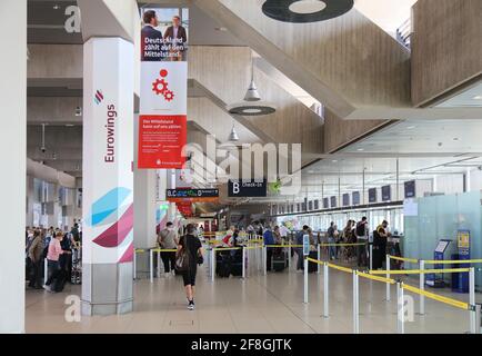 KÖLN, DEUTSCHLAND - 22. SEPTEMBER 2020: Passagiere checken am Flughafen Köln/Bonn in Deutschland ein. Der Flughafen Köln/Bonn ist der 6. Verkehrsreichste Flughafen in Deutschland. Stockfoto
