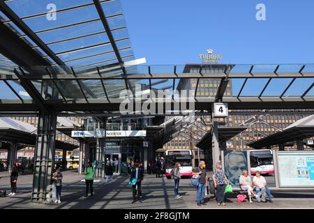 MÖNCHENGLADBACH, DEUTSCHLAND - 18. SEPTEMBER 2020: Am Busbahnhof Gladbach in Mönchengladbach, einer Großstadt in Nordrhein-Westfalen, warten Menschen Stockfoto