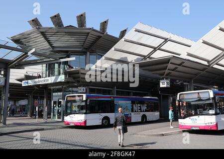 MÖNCHENGLADBACH, DEUTSCHLAND - 18. SEPTEMBER 2020: Am Busbahnhof Gladbach in Mönchengladbach, einer Großstadt in Nordrhein-Westfalen, warten Menschen Stockfoto