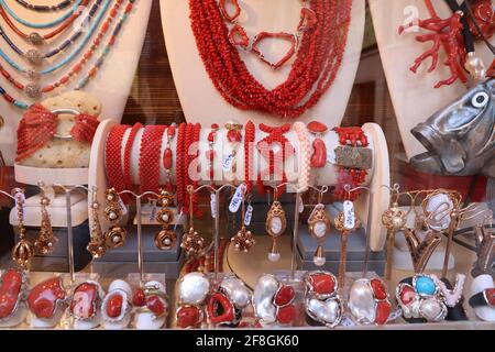 Korallenschmuck in Kroatien. Schmuckgeschäft Schaufenster in Korcula. Stockfoto