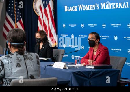 Susan Ris, die Innenpolitikbergerin des Weißen Hauses, hört am Dienstag, dem 13. April, bei einer Diskussionsrunde zur Gesundheit von schwarzen Müttern zu, die von Vizepräsidentin Kamala Harris im South Court Auditorium in Washington, D.C., USA, veranstaltet wurde. 2021. Kredit: Sarah Silbiger / Pool via CNP /MediaPunch Stockfoto