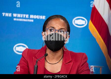 Susan Ris, die Innenpolitikbergerin des Weißen Hauses, hört am Dienstag, dem 13. April, bei einer Diskussionsrunde zur Gesundheit von schwarzen Müttern zu, die von Vizepräsidentin Kamala Harris im South Court Auditorium in Washington, D.C., USA, veranstaltet wurde. 2021. Kredit: Sarah Silbiger / Pool via CNP /MediaPunch Stockfoto