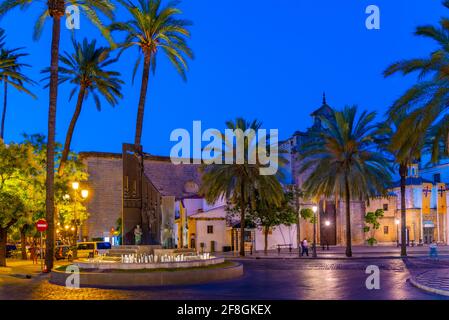 Nachtansicht des Real Convento de Santo Domingo in Jerez De la Corso in Spanien Stockfoto