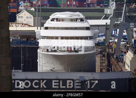 14. April 2021, Hamburg: Die Mega-Yacht "Sassi II" wird am Blohm + Voss Dock Elbe 17 im Hamburger Hafen festgemacht. Die 146 Meter lange Yacht wurde 2018 bei einem Brand im Schwimmdock der Bremer Lürssen-Werft weitgehend zerstört. Das Wrack wurde zum Wiederaufbau nach Hamburg geschleppt. Foto: Marcus Brandt/dpa Stockfoto