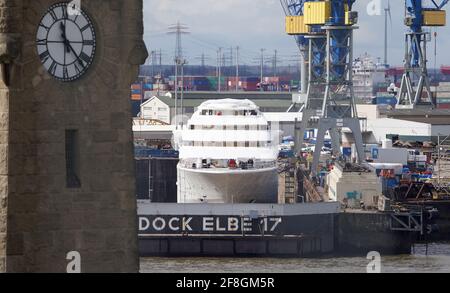 14. April 2021, Hamburg: Die Mega-Yacht "Sassi II" wird am Blohm + Voss Dock Elbe 17 im Hamburger Hafen festgemacht. Die 146 Meter lange Yacht wurde 2018 bei einem Brand im Schwimmdock der Bremer Lürssen-Werft weitgehend zerstört. Das Wrack wurde zum Wiederaufbau nach Hamburg geschleppt. Foto: Marcus Brandt/dpa Stockfoto