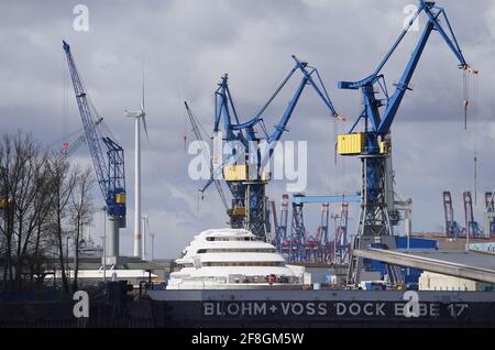 14. April 2021, Hamburg: Die Mega-Yacht "Sassi II" wird am Blohm + Voss Dock Elbe 17 im Hamburger Hafen festgemacht. Die 146 Meter lange Yacht wurde 2018 bei einem Brand im Schwimmdock der Bremer Lürssen-Werft weitgehend zerstört. Das Wrack wurde zum Wiederaufbau nach Hamburg geschleppt. Foto: Marcus Brandt/dpa Stockfoto