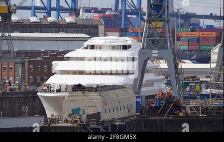 14. April 2021, Hamburg: Die Mega-Yacht "Sassi II" wird am Blohm + Voss Dock Elbe 17 im Hamburger Hafen festgemacht. Die 146 Meter lange Yacht wurde 2018 bei einem Brand im Schwimmdock der Bremer Lürssen-Werft weitgehend zerstört. Das Wrack wurde zum Wiederaufbau nach Hamburg geschleppt. Foto: Marcus Brandt/dpa Stockfoto