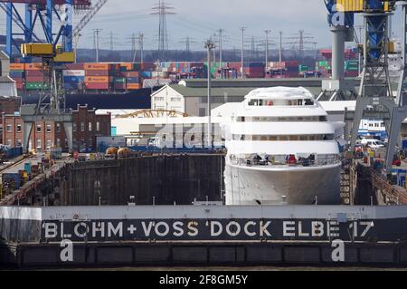 14. April 2021, Hamburg: Die Mega-Yacht "Sassi II" wird am Blohm + Voss Dock Elbe 17 im Hamburger Hafen festgemacht. Die 146 Meter lange Yacht wurde 2018 bei einem Brand im Schwimmdock der Bremer Lürssen-Werft weitgehend zerstört. Das Wrack wurde zum Wiederaufbau nach Hamburg geschleppt. Foto: Marcus Brandt/dpa Stockfoto