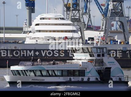 14. April 2021, Hamburg: Die Mega-Yacht "Sassi II" wird am Blohm + Voss Dock Elbe 17 im Hamburger Hafen festgemacht. Die 146 Meter lange Yacht wurde 2018 bei einem Brand im Schwimmdock der Bremer Lürssen-Werft weitgehend zerstört. Das Wrack wurde zum Wiederaufbau nach Hamburg geschleppt. Foto: Marcus Brandt/dpa Stockfoto