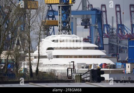 14. April 2021, Hamburg: Die Mega-Yacht "Sassi II" wird am Blohm + Voss Dock Elbe 17 im Hamburger Hafen festgemacht. Die 146 Meter lange Yacht wurde 2018 bei einem Brand im Schwimmdock der Bremer Lürssen-Werft weitgehend zerstört. Das Wrack wurde zum Wiederaufbau nach Hamburg geschleppt. Foto: Marcus Brandt/dpa Stockfoto