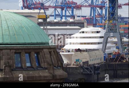 14. April 2021, Hamburg: Die Mega-Yacht "Sassi II" wird am Blohm + Voss Dock Elbe 17 im Hamburger Hafen festgemacht. Die 146 Meter lange Yacht wurde 2018 bei einem Brand im Schwimmdock der Bremer Lürssen-Werft weitgehend zerstört. Das Wrack wurde zum Wiederaufbau nach Hamburg geschleppt. Foto: Marcus Brandt/dpa Stockfoto