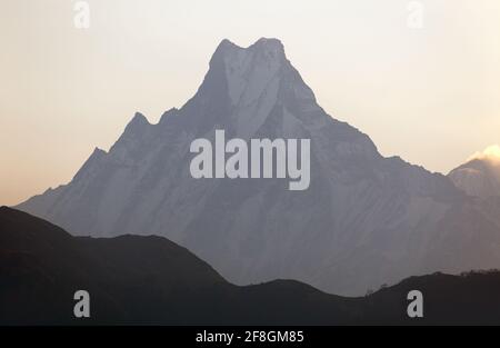 Silhouette des Berges Machhapuchhre, Annapurna-Gebiet, Morgenansicht, Nepal Stockfoto