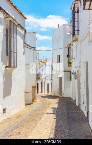 Weiß getünchte Straße der Altstadt von Arcos de la Correas, einer der pueblos blancos, in Spanien Stockfoto