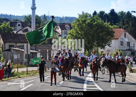 DONJI VAKUF, BOSNIEN UND HERZEGOWINA - 29. JUNI 2019: Reiter nehmen an der Ajvatovica-Wallfahrt in Bosnien Teil. Ajvatovica ist der größte islamische Trad Stockfoto