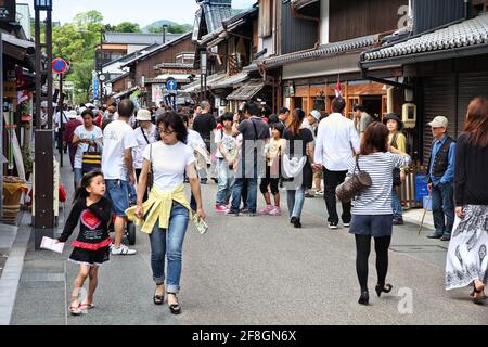 INUYAMA, JAPAN - 3. MAI 2012: Menschen gehen in Inuyama, Japan. Inuyama gehört zu den wichtigsten Tourismusdestinationen in der Präfektur Aichi. Stockfoto