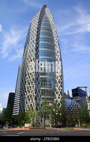 TOKIO, JAPAN - 11. MAI 2012: Mode Gakuen Cocoon Tower in Shinjuku, Tokio. Es beherbergt Tokyo Mode Gakuen (Modeschule), HAL Tokyo (Technologie und Design Stockfoto