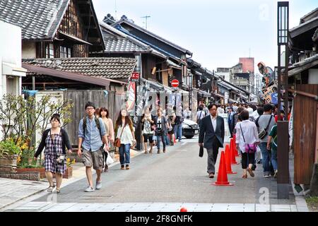 INUYAMA, JAPAN - 3. MAI 2012: Menschen gehen in Inuyama, Japan. Inuyama gehört zu den wichtigsten Tourismusdestinationen in der Präfektur Aichi. Stockfoto