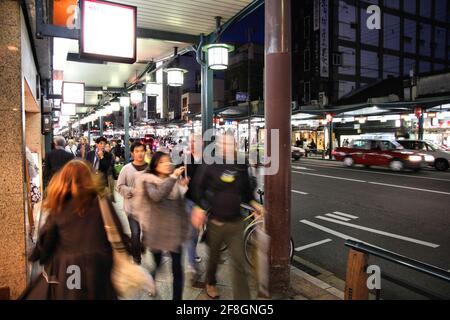 KYOTO, JAPAN - 14. APRIL 2012: Menschen besuchen Nacht Shijo-dori Straße in Kyoto Stadt, Japan. Kyoto wurde 15,6 von 2017 Millionen ausländischen Touristen besucht. Stockfoto
