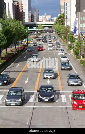 NAGOYA, JAPAN – 3. MAI 2012: Menschen fahren im Verkehr in Nagoya, Japan. Mit 589 Fahrzeugen pro Kopf gehört Japan zu den am meisten motorisierten Ländern weltweit Stockfoto